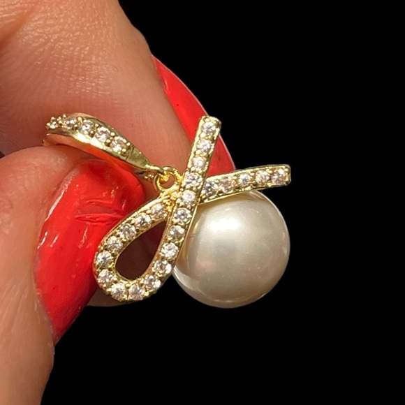 SHASHI Small Faux Pave Goldplated Ribbon Bow Pearl Drop Jewelry Earrings - Picture 4 of 16